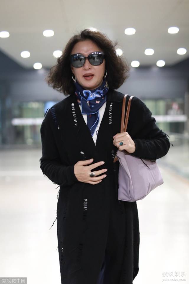 金星戴超大戒指贵妇范 机场疾走不失优雅