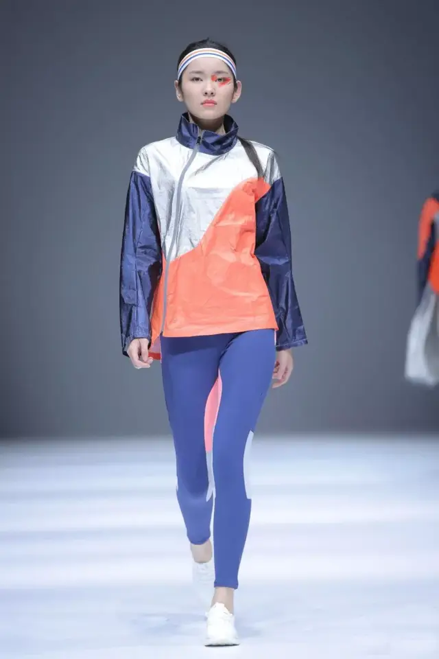 就读于北京服装学院服装表演专业的大三学生岳涵连续暴走北京服装学院