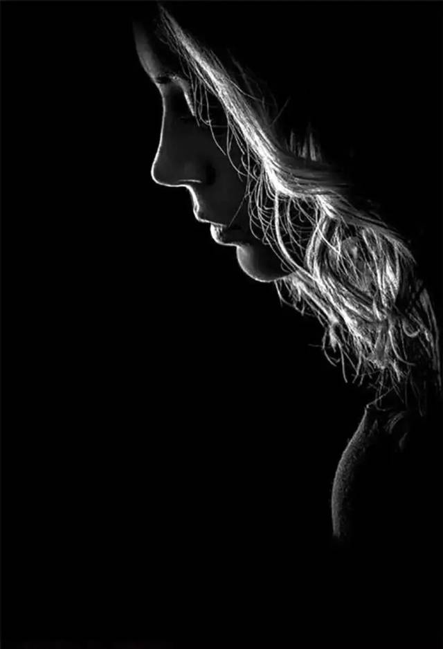 黑白线条的激烈碰撞摄影艺术作品