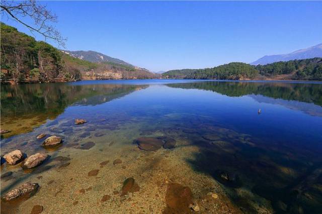 彝海 彝海位於冕寧縣城以北,海拔2280米,原名魚海子,以盛產細鱗魚而得