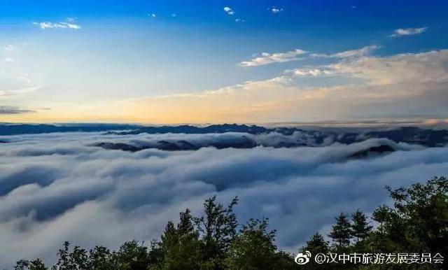 陝西鎮巴有一塊平坦的高山草甸 草壩的萬里雲海宛如仙境-旅遊頻道