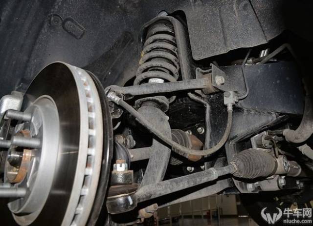 悬架结构上,荣威rx8采用的是前双叉臂独立悬架,后五连杆整体桥式非