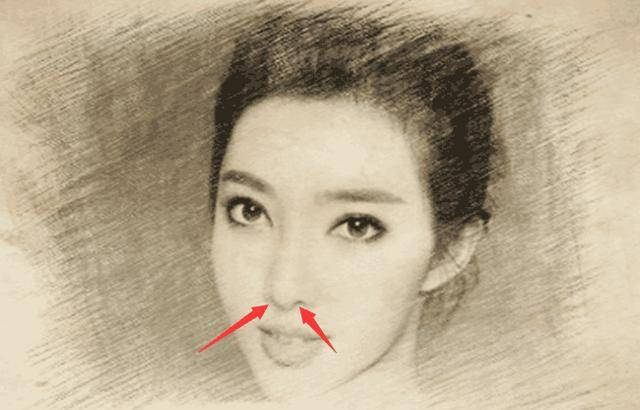 是鼻头比较短且上翘,平视的话能看到鼻孔,露孔鼻为典型的漏财面相之一