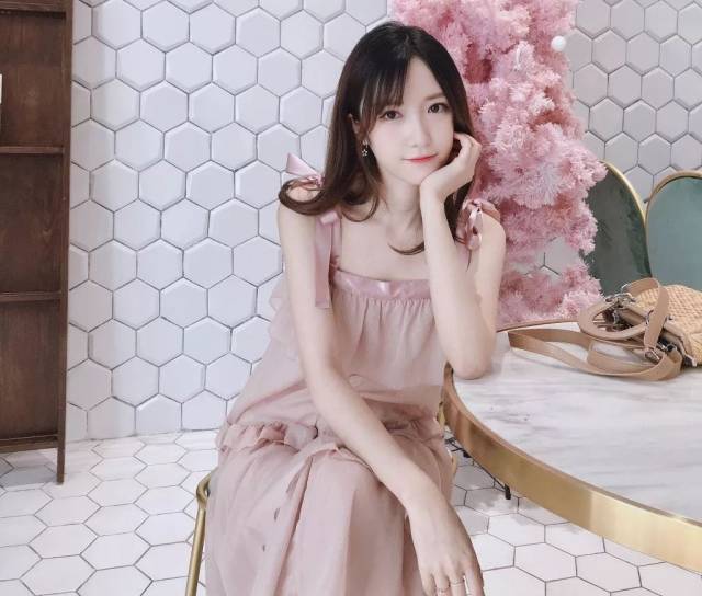 以前有雪梨,豆得儿等人,前段时间他还交往了一个小女星叫米咪
