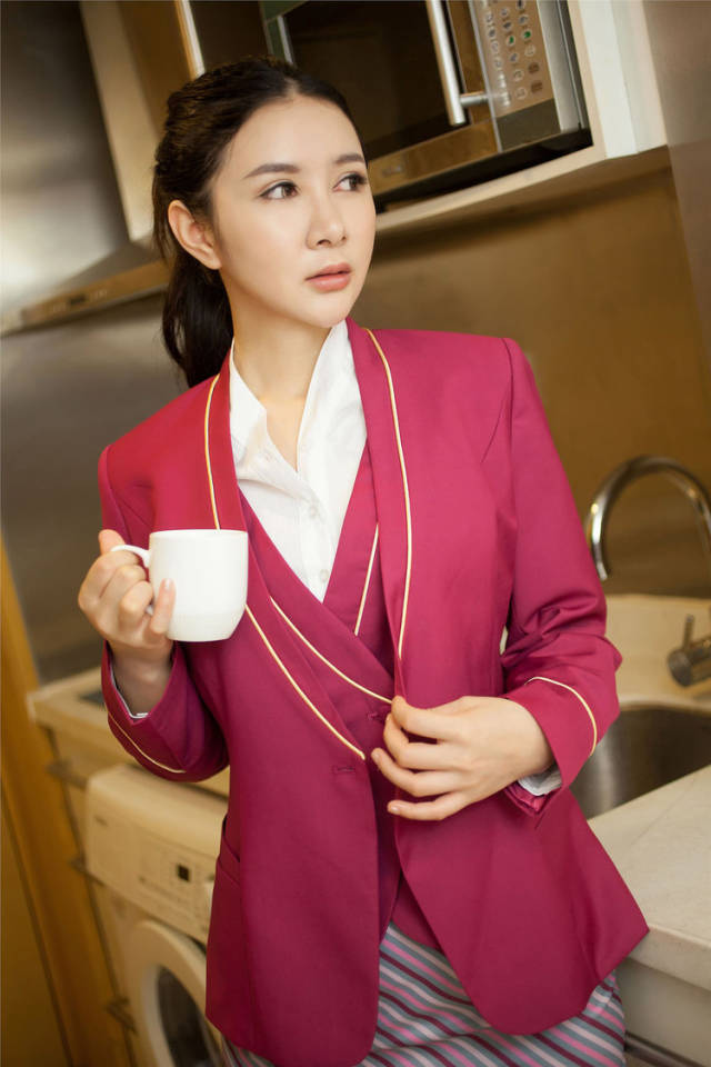 街拍美女空姐!多情只有春庭月,犹为离人照落花!