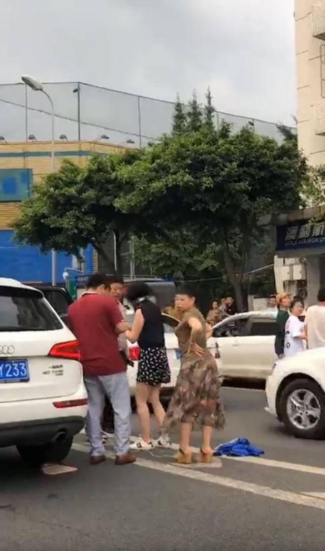 成都豪车女车主遭绑架遇追尾获救