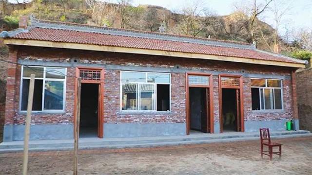 正宁县三嘉乡关川村的赵永珍就接着忙活家里新盖的4间瓦房的后续事宜