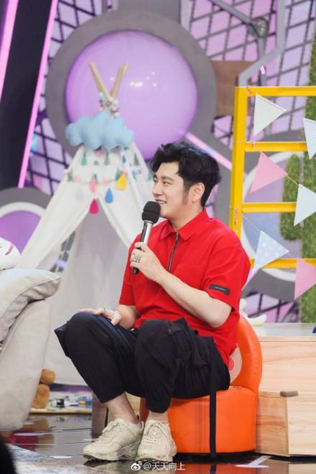 怀孕6个月张嘉倪上《天天向上》身段苗条 钱枫被调侃:怀了哪吒