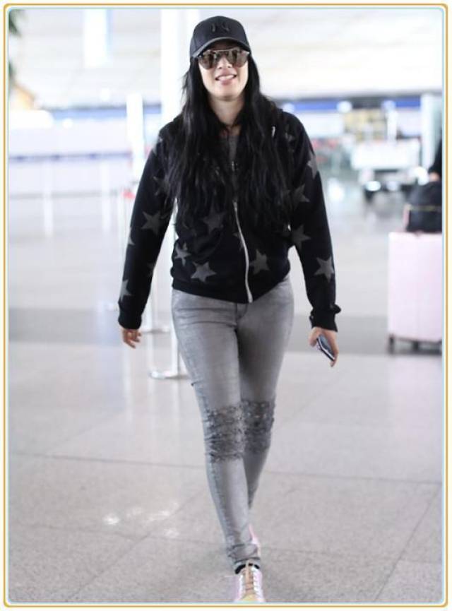 钟丽缇牛仔裙穿成开叉裙,腿粗到怀疑人生