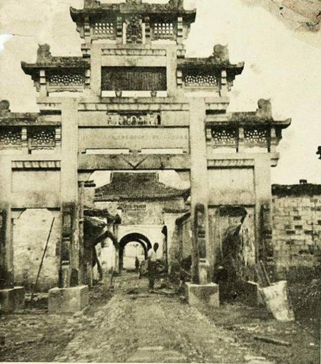 抗战老照片:80年前日本记者现场拍摄的日寇向我军阵地冲锋