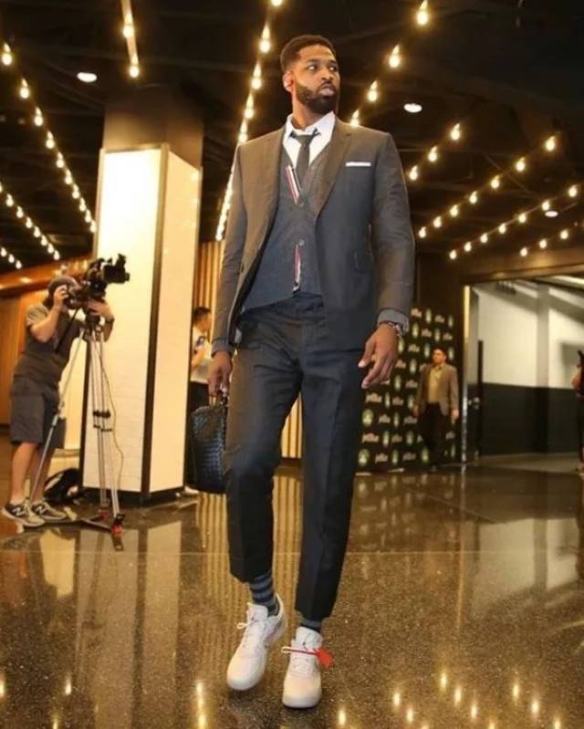 tristan thompson 则上脚了off-white × air force   同一套西装,同