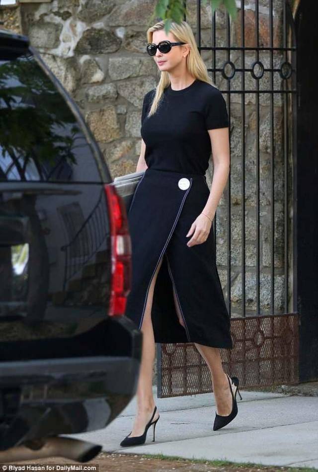 伊万卡穿黑色裹裙和黑色t恤衫去白宫上班,戴黑色墨镜年轻靓丽