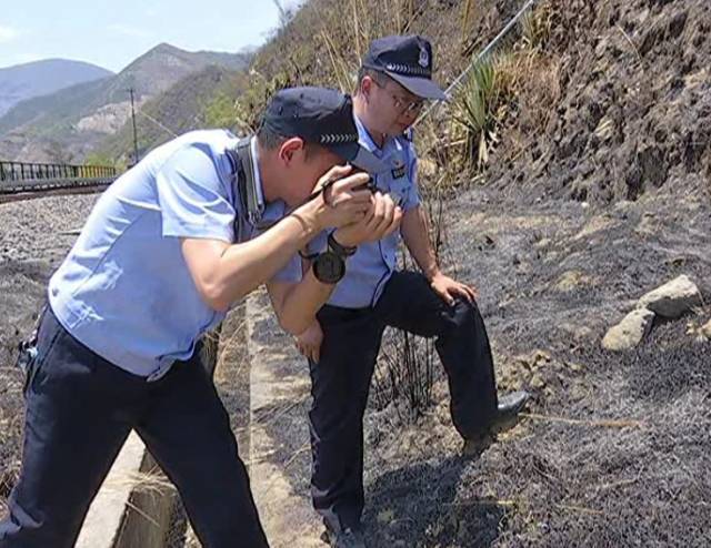 通过报警人述说的案发地周边情况和报案经过
