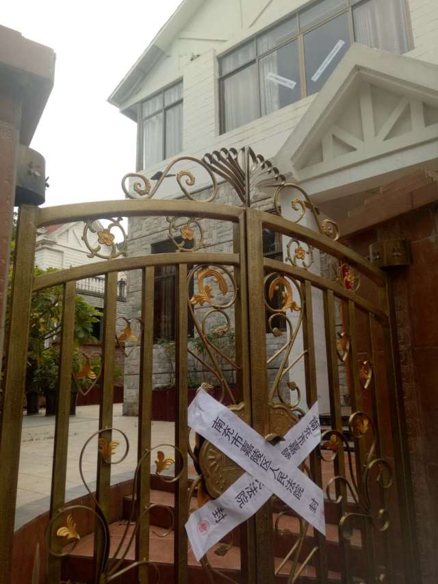 南充嘉陵法院今天下午查封一个"老赖"的住房了!