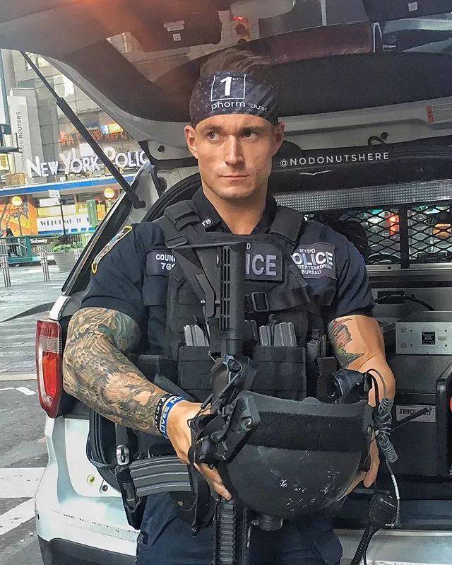 警察叔叔上演"肌肉男版制服诱惑",全球少女纷纷要求贴身体检,求带走!