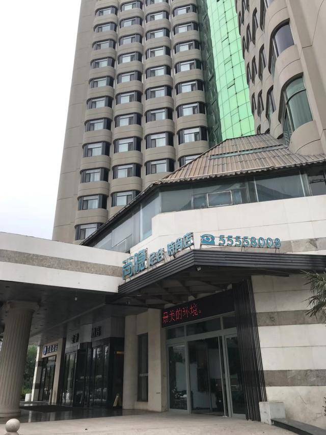 网红小诸葛和妈妈河南电视台录制节目偶遇百姓调解许桂荣