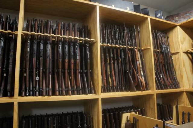 进入美国著名道具公司库房 各种枪械足够武装一个师