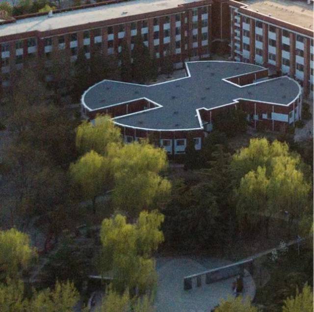 (左右滑动完成拼图) 从法渊阁上的校徽望去 是开学第一次和毕业最后