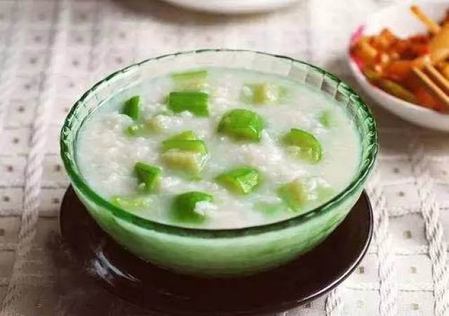 做法:鲜丝瓜1条,粳米100克,白糖少许;将鲜丝瓜去皮和瓤,粳米淘洗干净