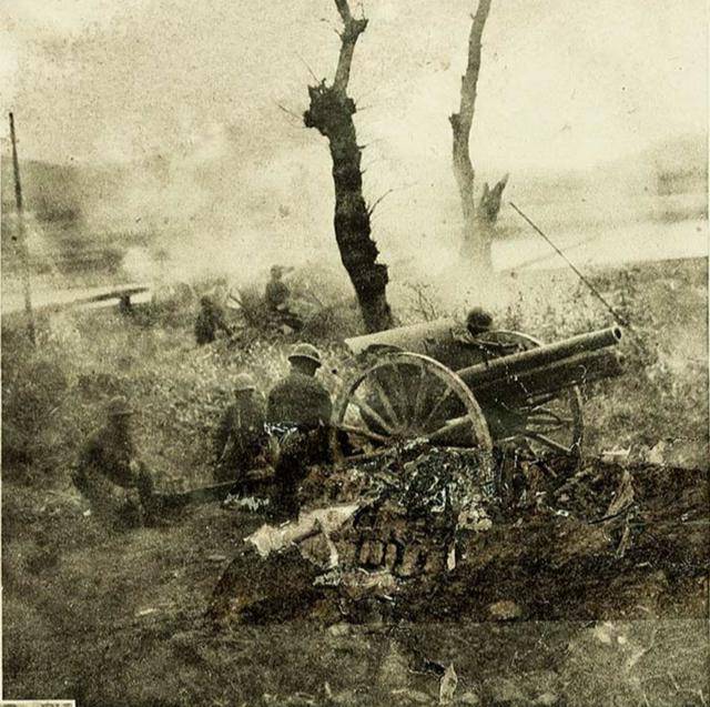 抗战老照片:80年前日本记者现场拍摄的日寇向我军阵地冲锋