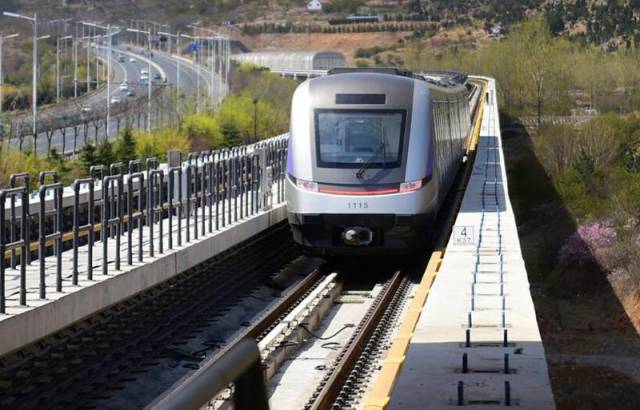 坐最美地铁游最美青岛,网红界扛把子!