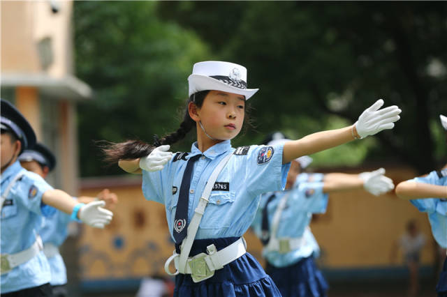 小学生变身"小交警" 与警花同做"指挥操"