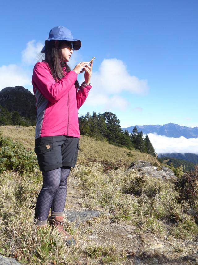 戶外登山徒步活動穿緊身褲搭小短褲,靈活又俏麗