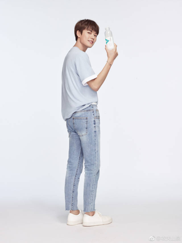 nine percent九位成员的单人宣传照,并欢迎九人成为维他命水代言人