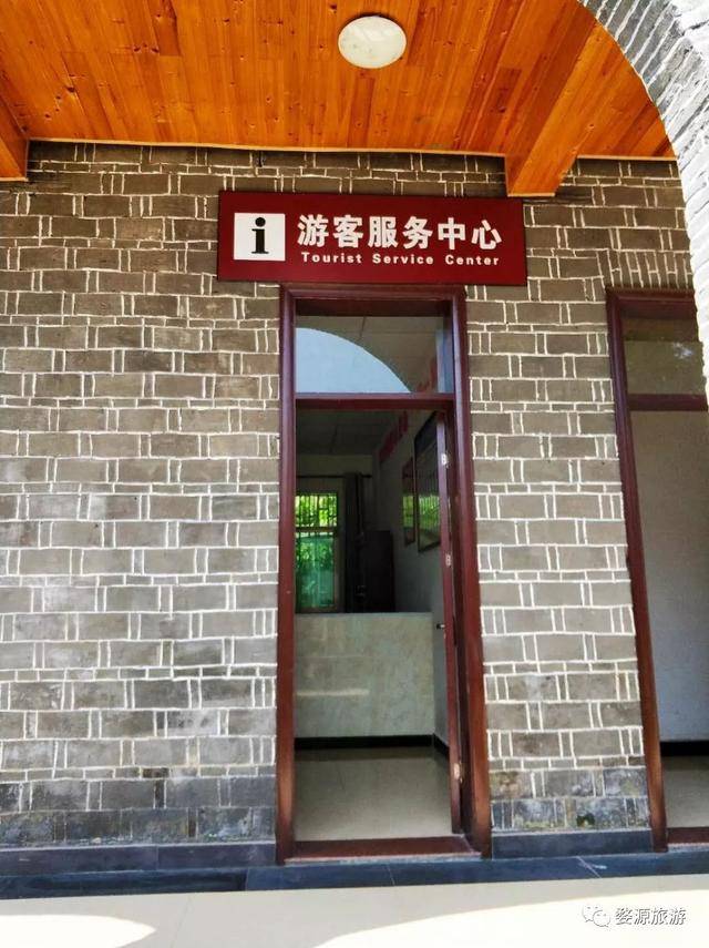 婺源县旅发委创新工作思路,将扶贫服务大厅和游客中心结合起来,首创了