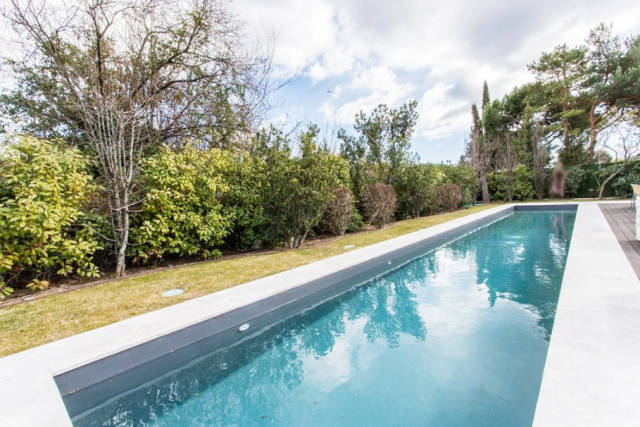 西班牙移民房产推荐:与C罗家同一个区的大别墅