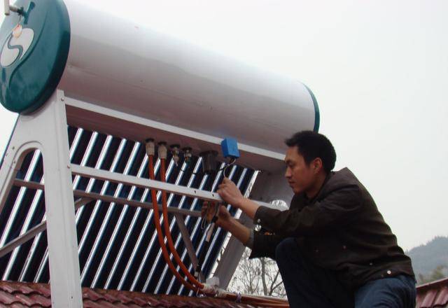 ⑷:浪費水 太陽能熱水器基本上都是安裝在樓頂的,而屋頂到屋內需液苘