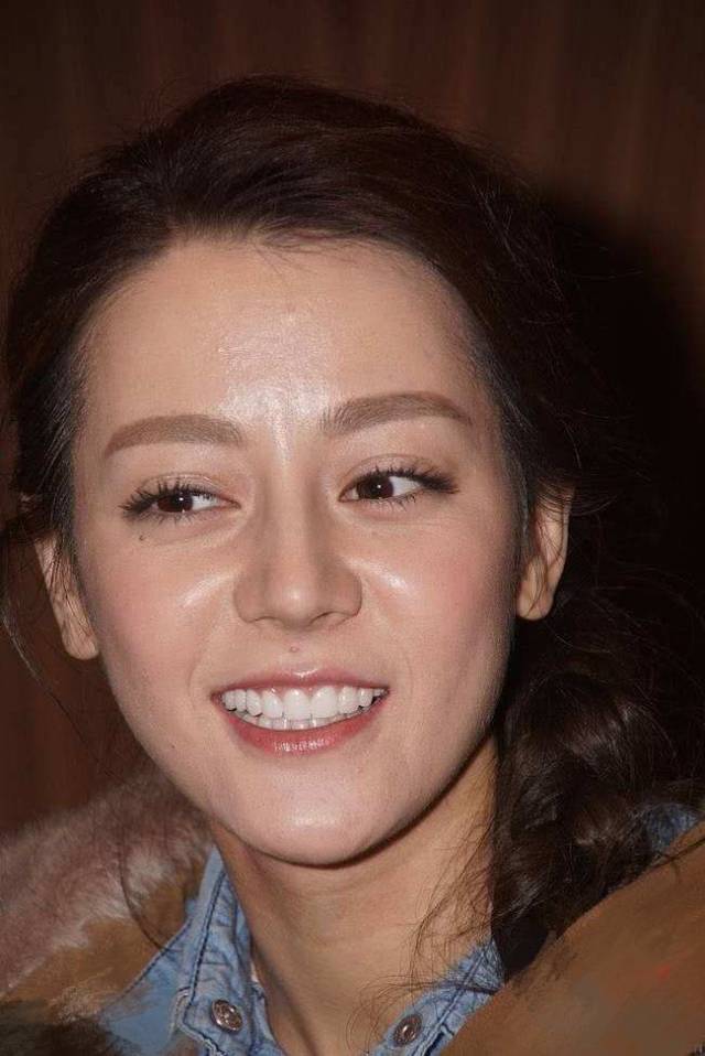 都说陈都灵笑起来丑,可小仙女热巴笑起来女神形象都没了