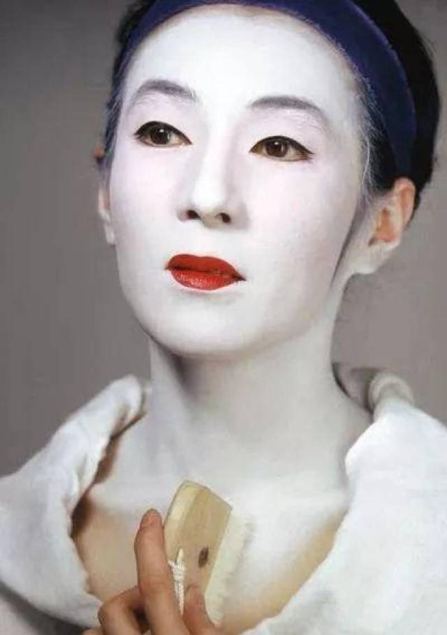 日本艺伎的白脸,古代日本人会使用碳酸铅,也就是白铅来上妆,白铅沂乔