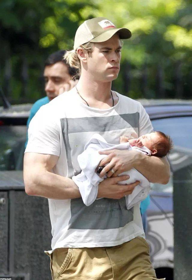 帅出天际的壮汉雷神,居然是妥妥滴"孩奴"?