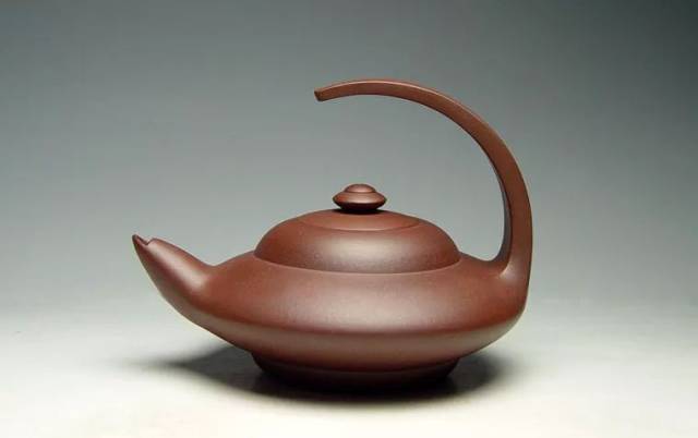 半提梁壶,是紫砂壶中较为少见的耳把形状,取提梁的一半为形,让壶把
