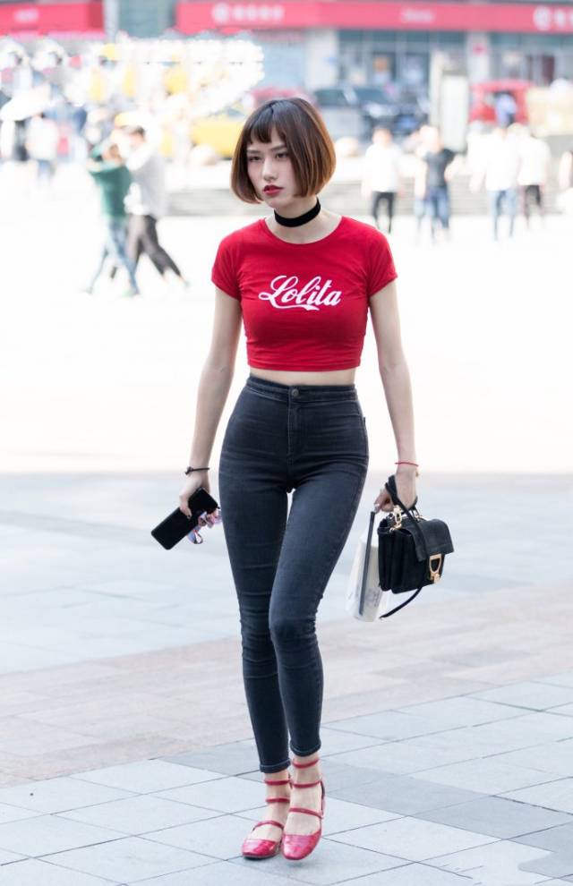 街拍美女,轻松随意打造完美夏日风,"小腰精"和大长腿上线了!