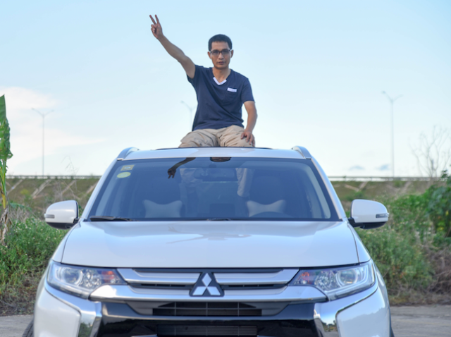 而言,欧蓝德是不离不弃的"老铁",是工作伙伴,家庭成员;对于凌志勇而言