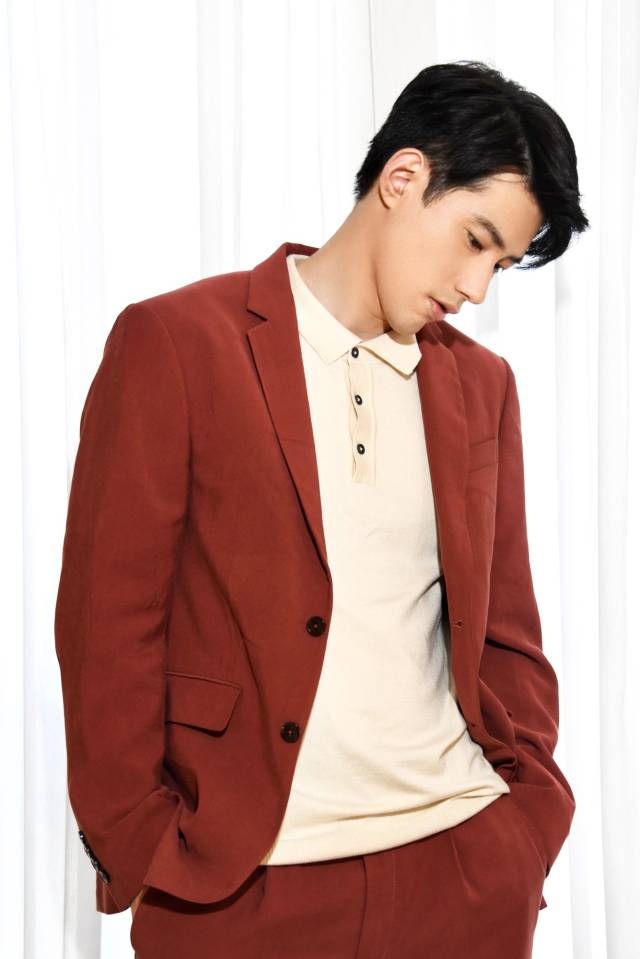 吴建飞西装加身优雅迷人