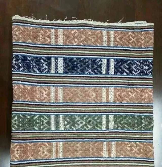 瑶锦主要用于被面,服饰,背带,头饰等 瑶锦被面,也称"八宝被"