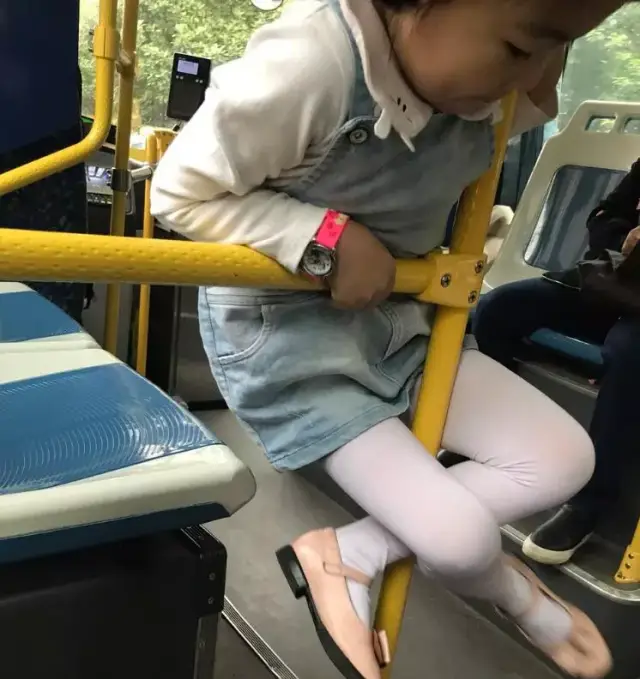 【龙门阵】公交车上偶遇一小女孩,在公交车上做这种高难度动作!