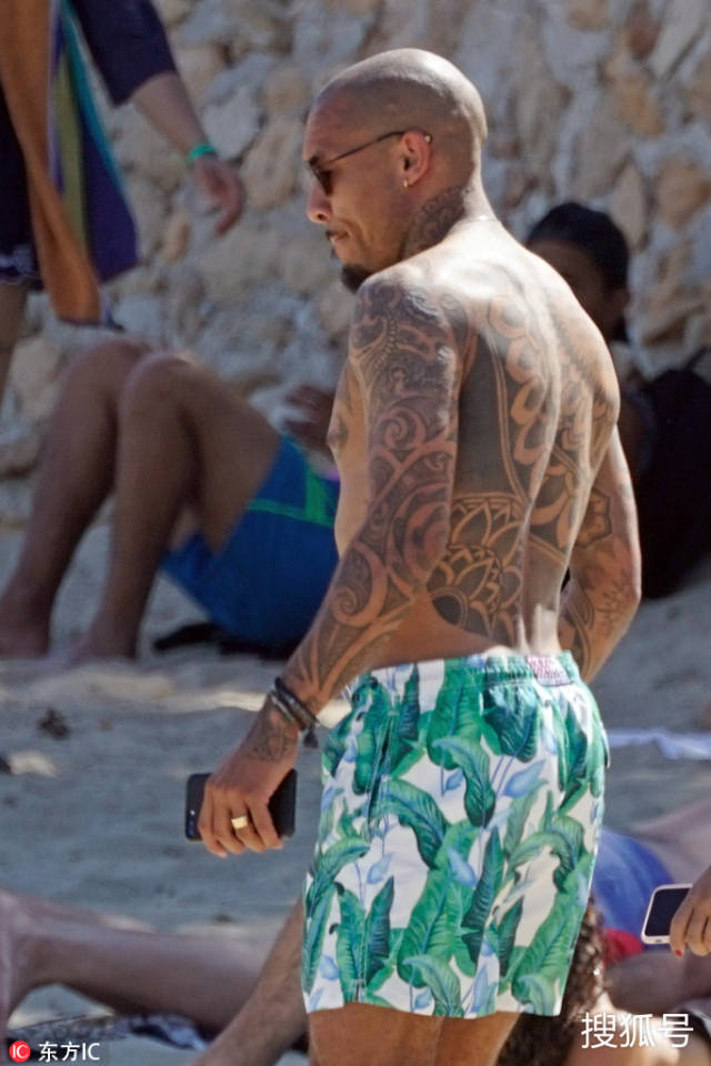 德容纹身霸屏.(图片署名: 东方ic)