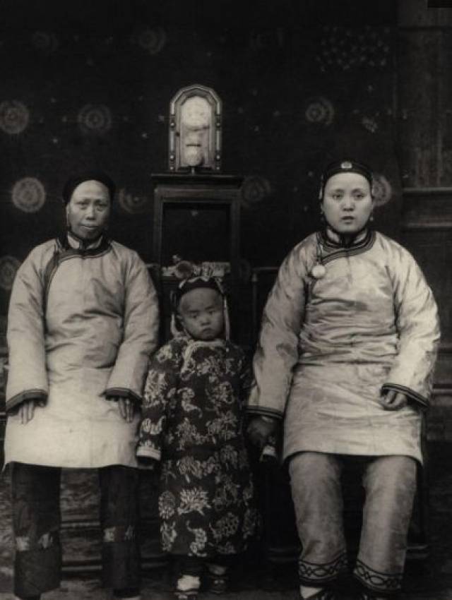 晚清的官员和妻妾真实老照片,妻妾成群,儿孙满堂!