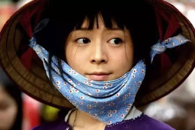 厉害就厉害在这儿—— 毕竟在服化"不走心"的情况下还能演出傻村姑既