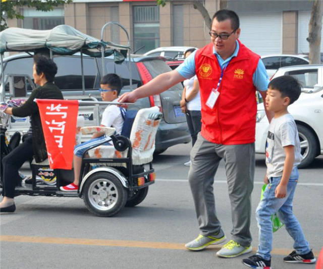 左起中国公益记录者在线副主编梁士明,高唐县交警大队宣传科科长肖从