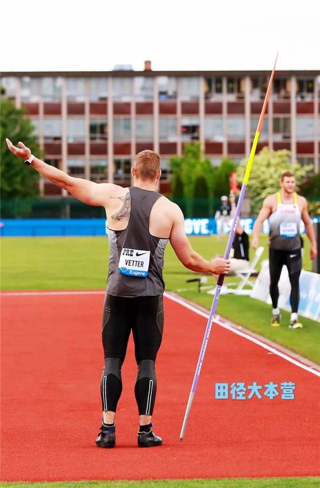图为维特尔,后背上是他心爱的"标枪"