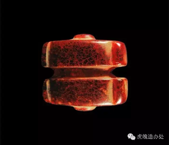 江苏省扬州市邗江甘泉双山2号墓(东汉广陵王刘荆墓)出土琥珀"双胜"