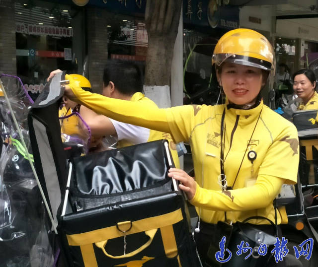 达城首位外卖女骑手 : 穿巷爬楼健步如飞