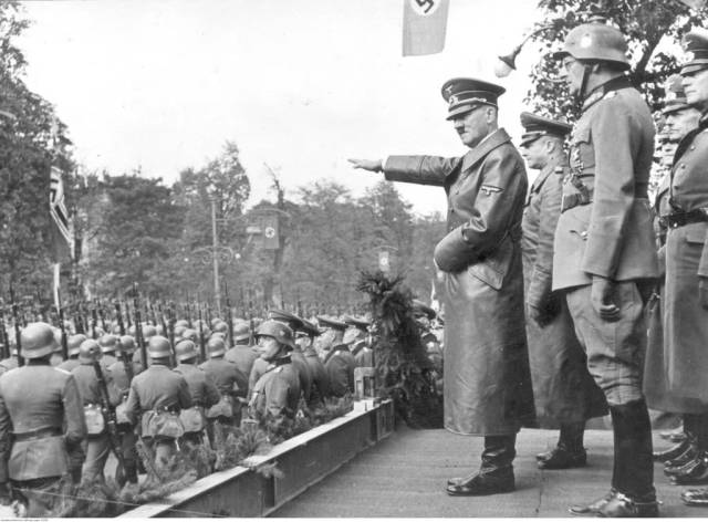 志得意满的希特勒检阅部队 平台声明