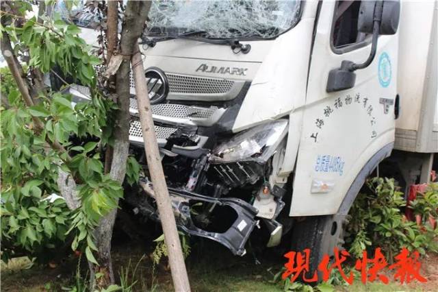 句容市赤山湖湿地公园路口货车司机正开车,居然打瞌睡