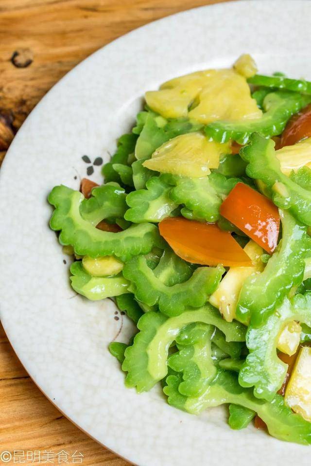 菠萝炒苦瓜,一种神奇的"物种",不过味道挺清爽的.